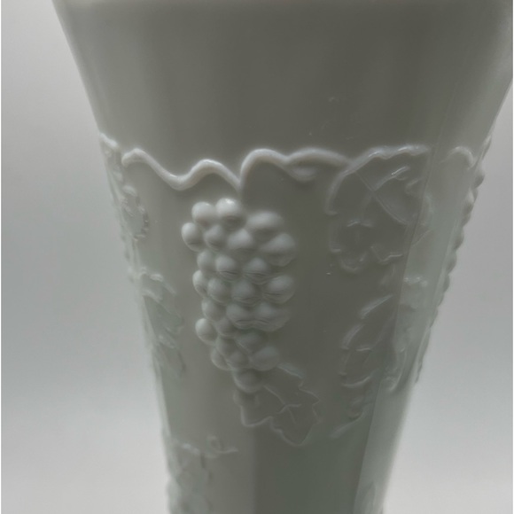Vintage milk glass grapevine pattern vase. - Picture 9 of 11
